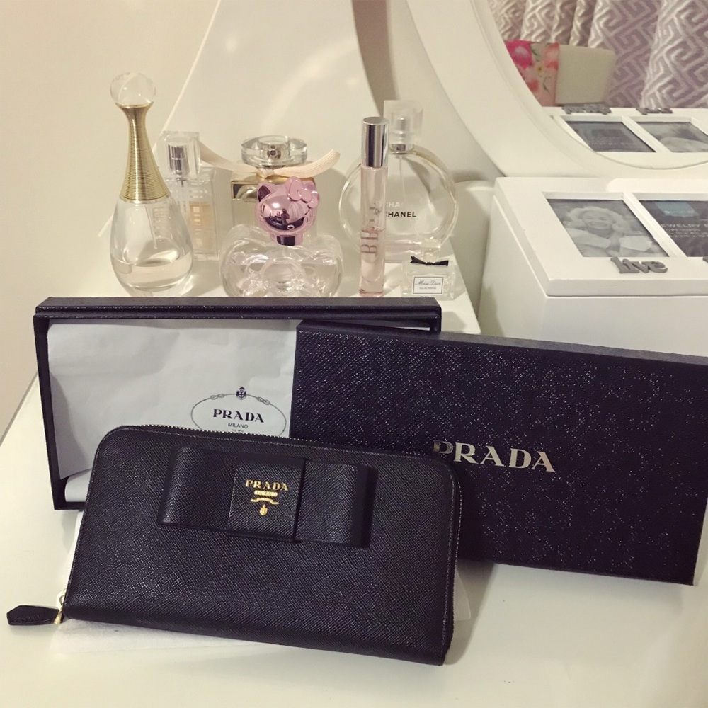 💯 Authentic Prada Wallet - Picture 2 of 4